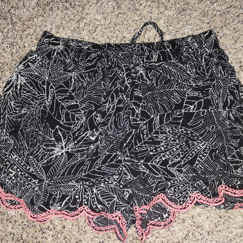 Mossimo Supply Co. Black and Pink Leaf Print Women Shorts